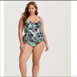 Torrid 2-piece medium swim suit. Size 00 S/M.